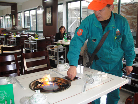 图为南京百江安检工作人员在为企业做设施安全检查